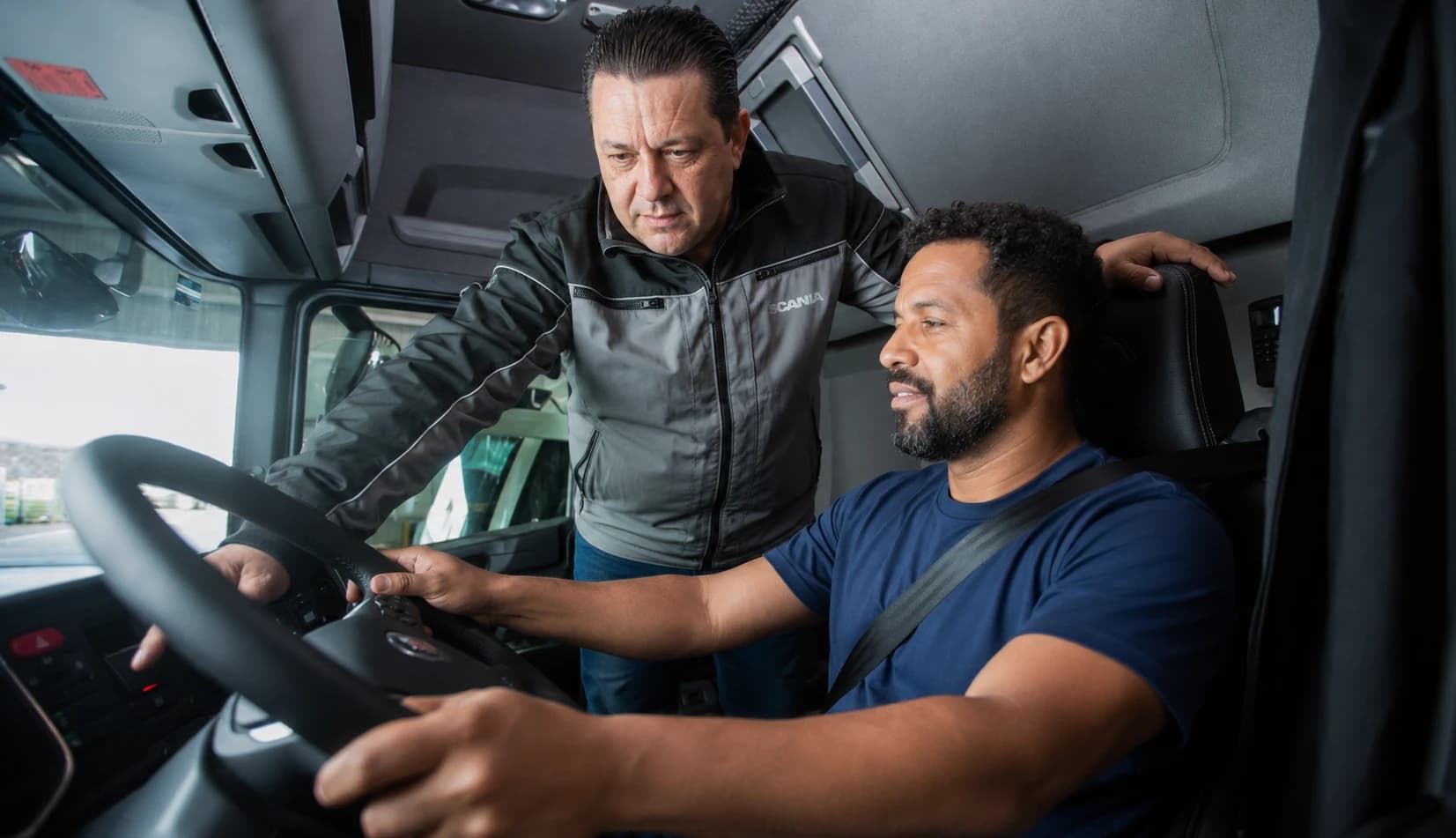 Dois motoristas experientes conversando durante uma formação prática